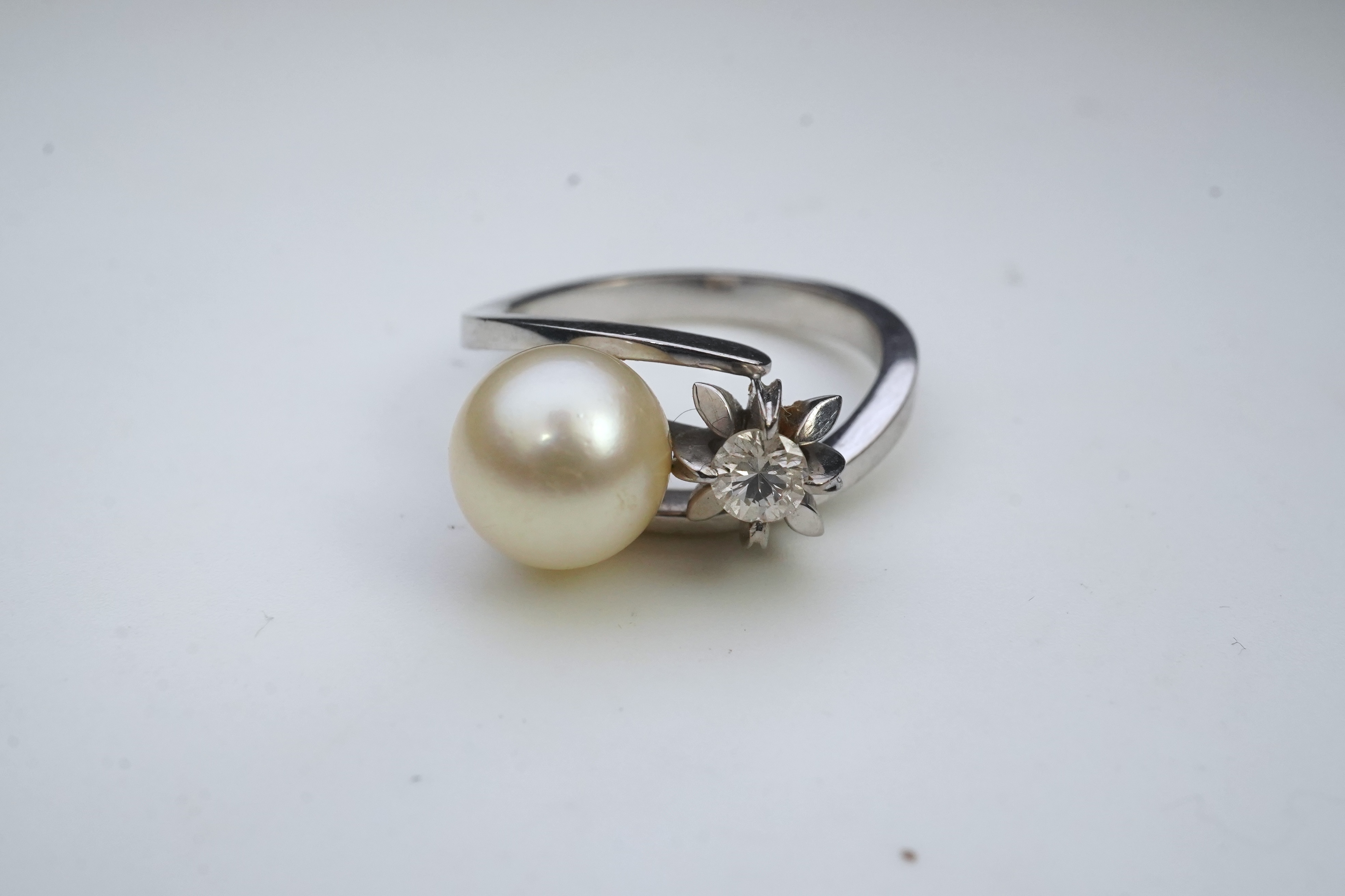 A cultured pearl and diamond toi-et-moi ring